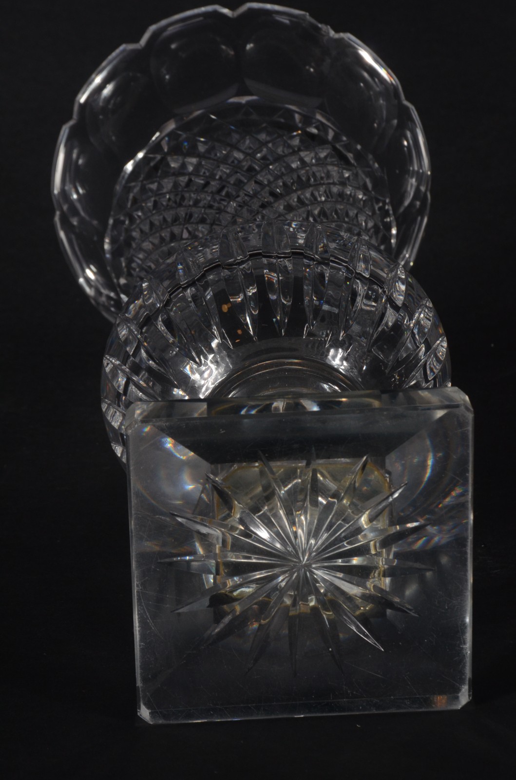 Vaso de cristal europeu, lapidação facetada e "bico de jaca". Com... - foto 9 de 10