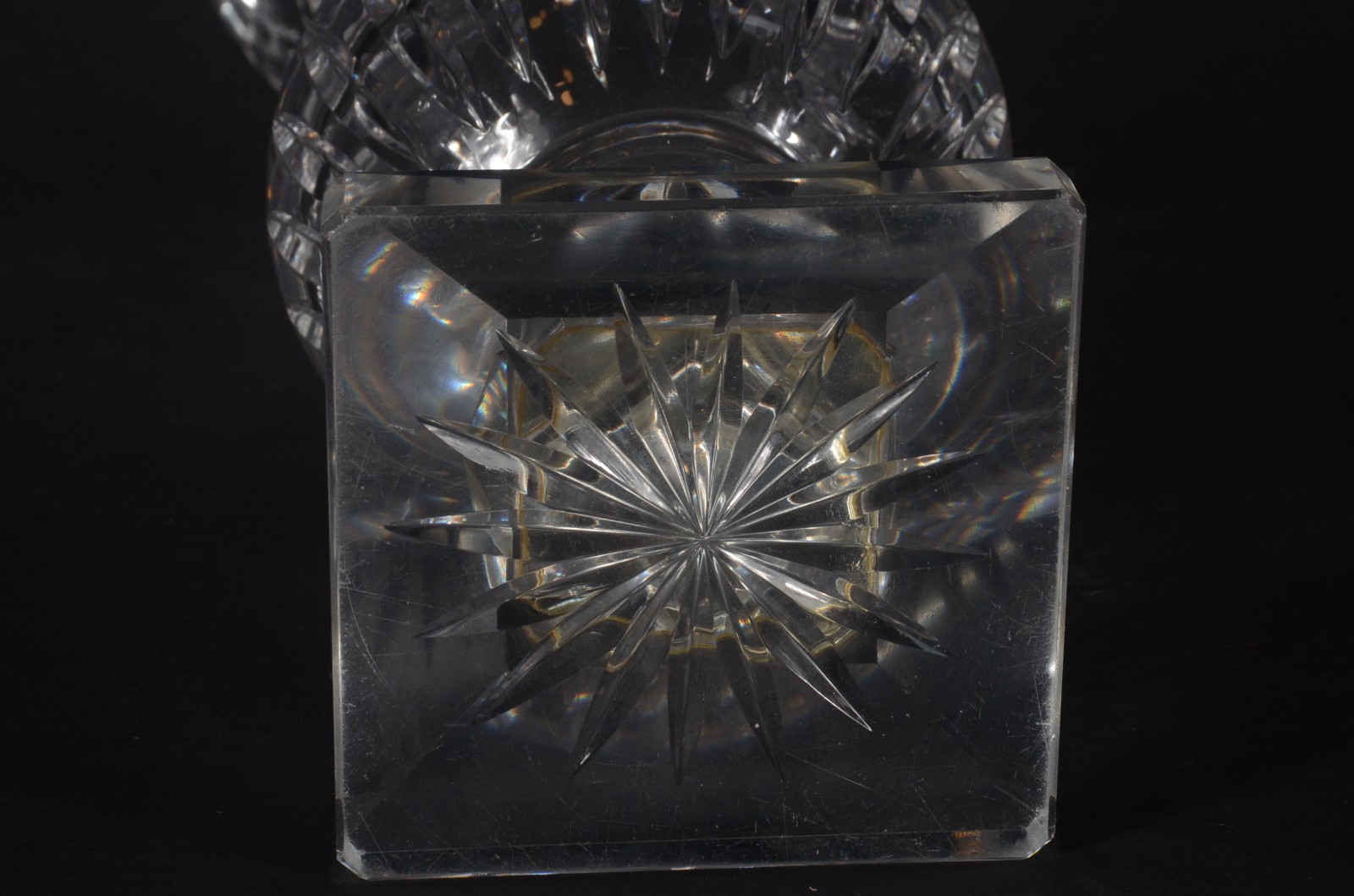 Vaso de cristal europeu, lapidação facetada e "bico de jaca". Com... - foto 10 de 10