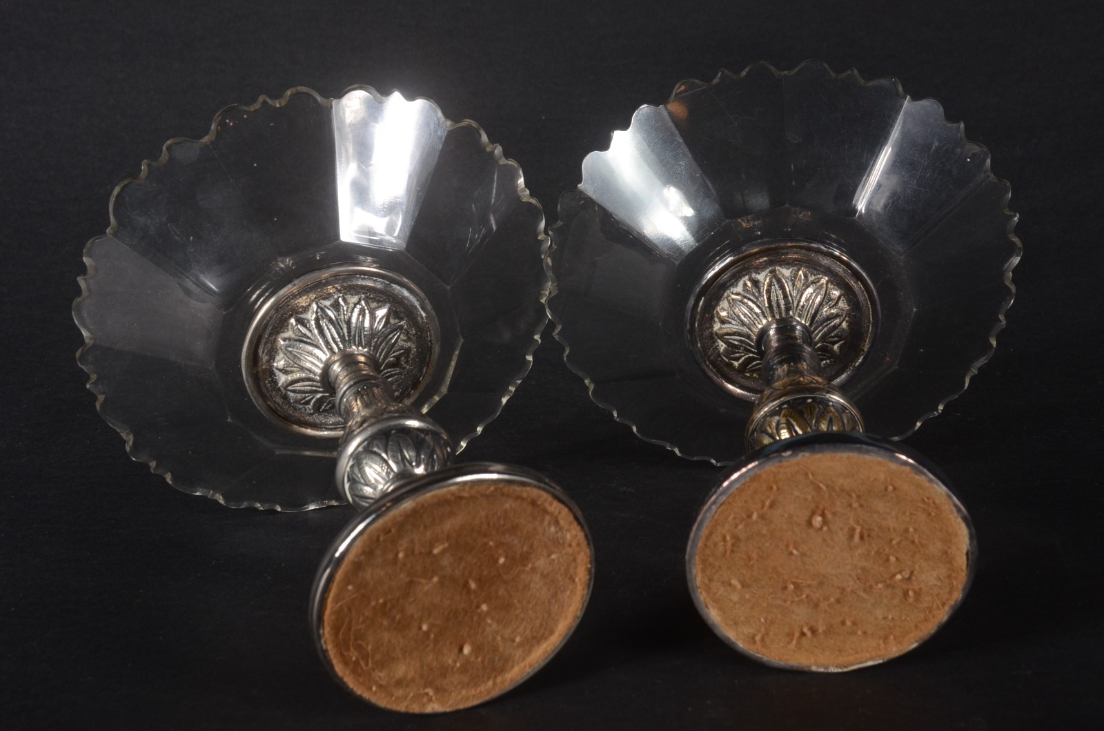 Par de pequenas fruteiras com bases de metal prateado e pratos de... - foto 6 de 6