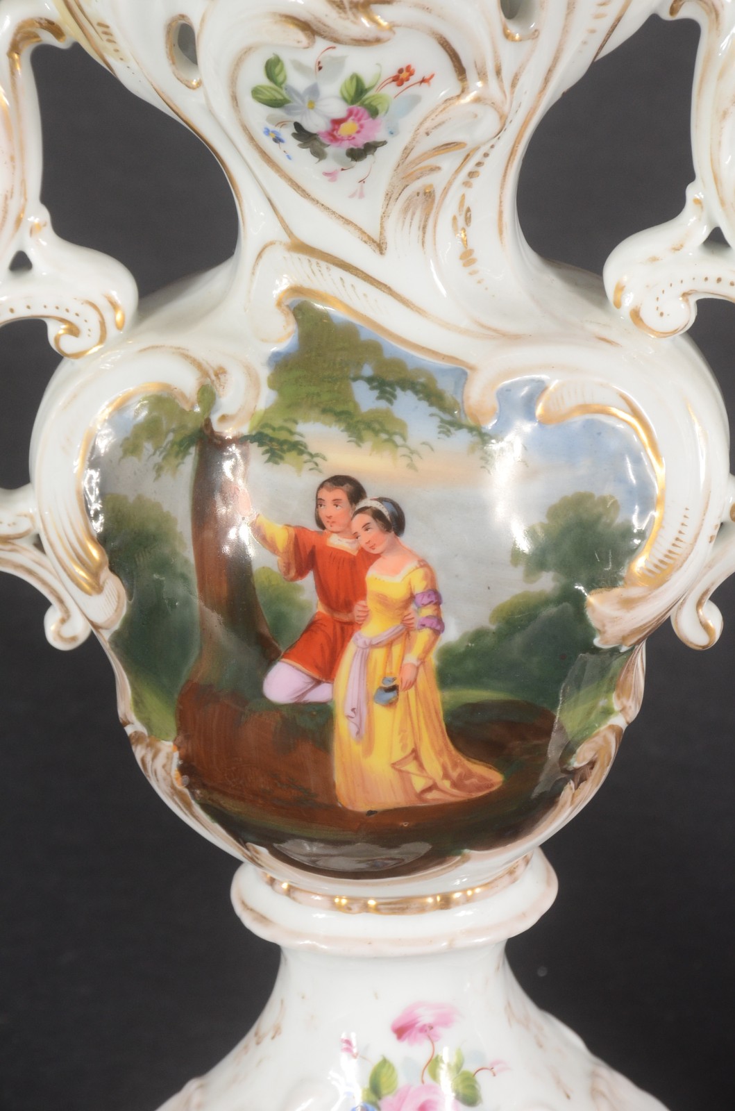 Par de vasos de porcelana francesa Velho Paris, decorados com cenas... - foto 2 de 11