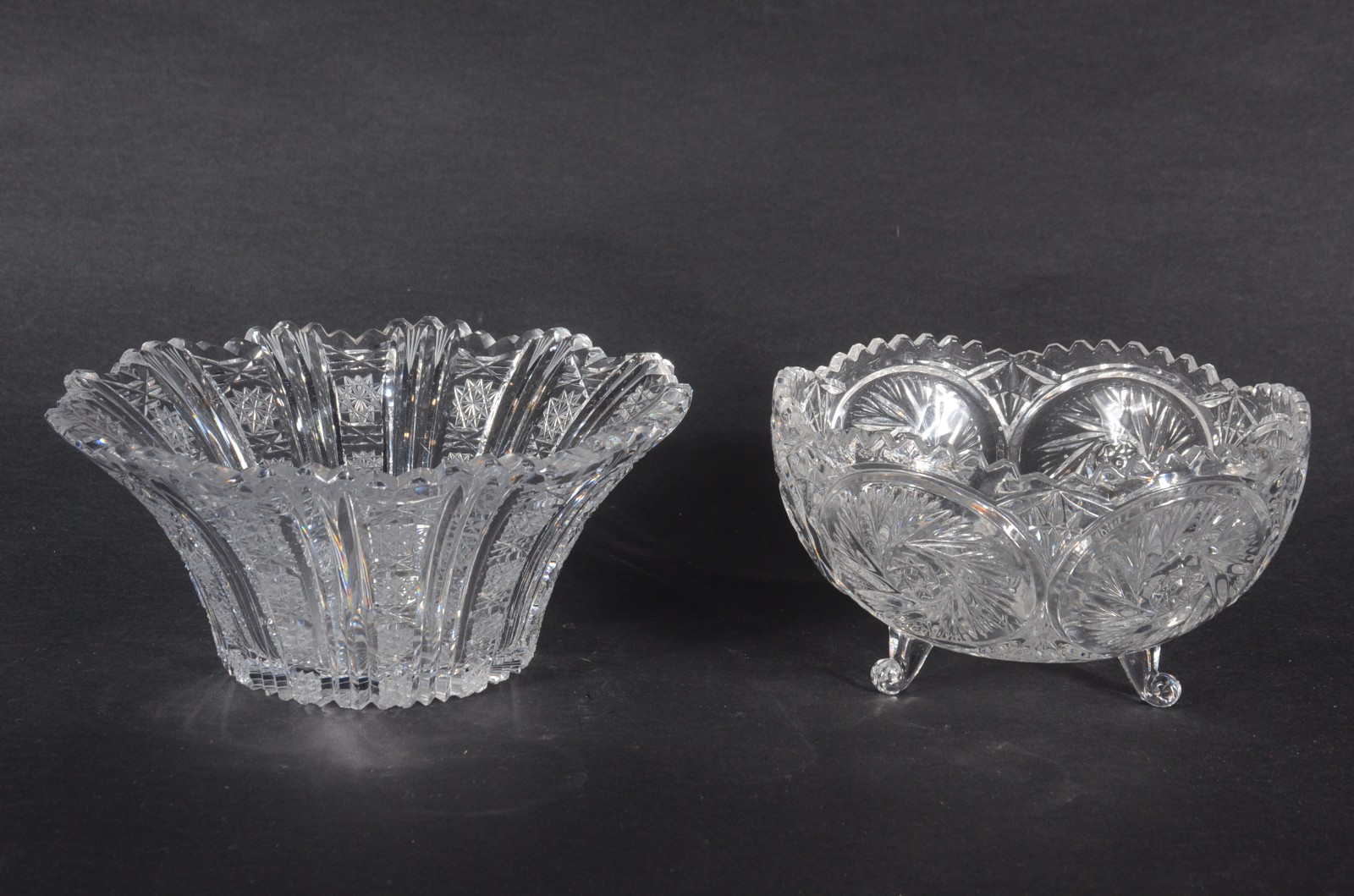 Duas fruteiras redondas de cristal tcheco lapidado. - foto 1 de 11