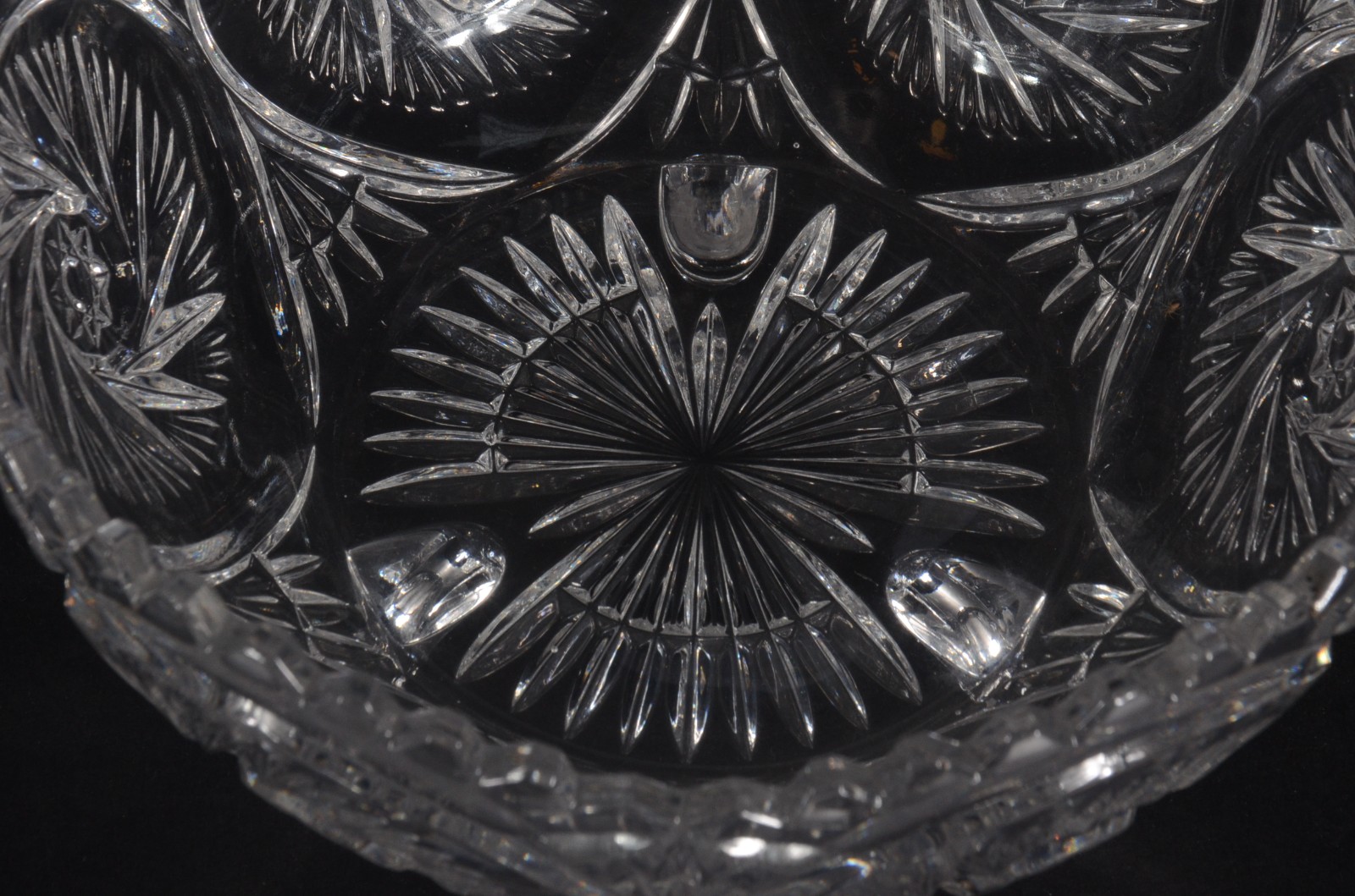 Duas fruteiras redondas de cristal tcheco lapidado. - foto 6 de 11