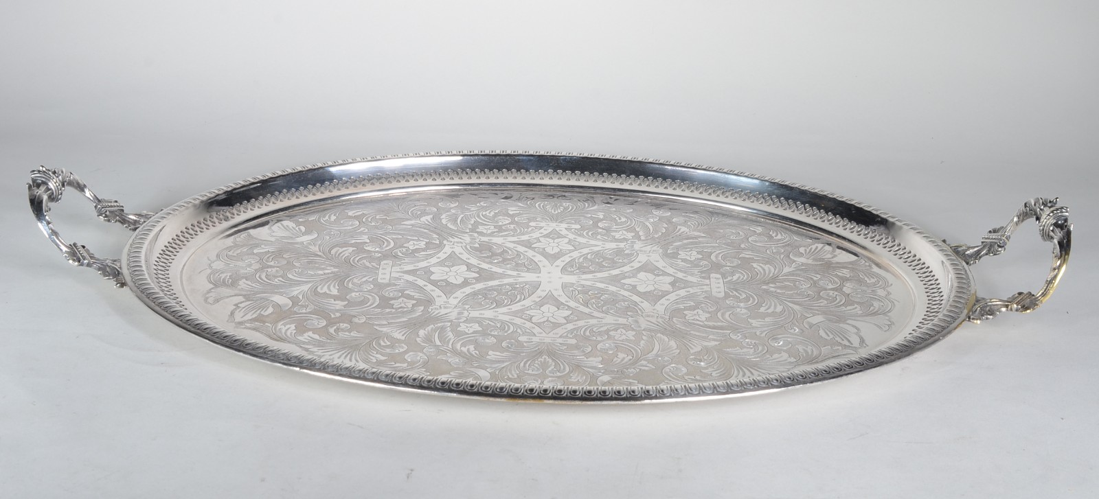 Grande bandeja feitio oval com alças de metal prateado, fundo... - foto 2 de 11