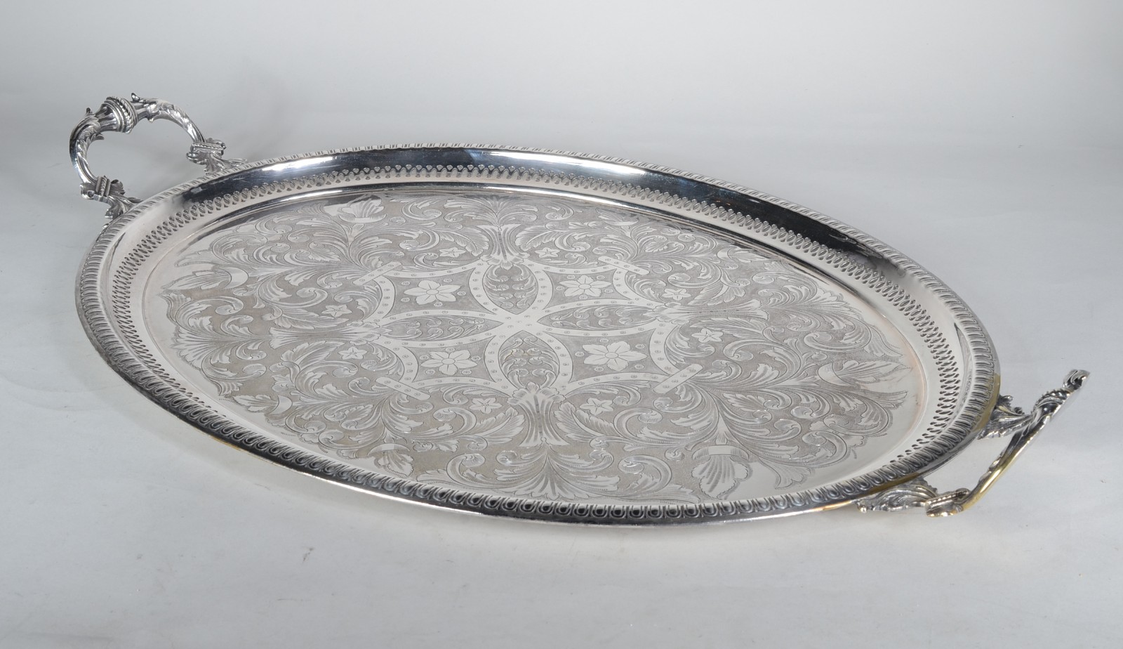 Grande bandeja feitio oval com alças de metal prateado, fundo... - foto 1 de 11