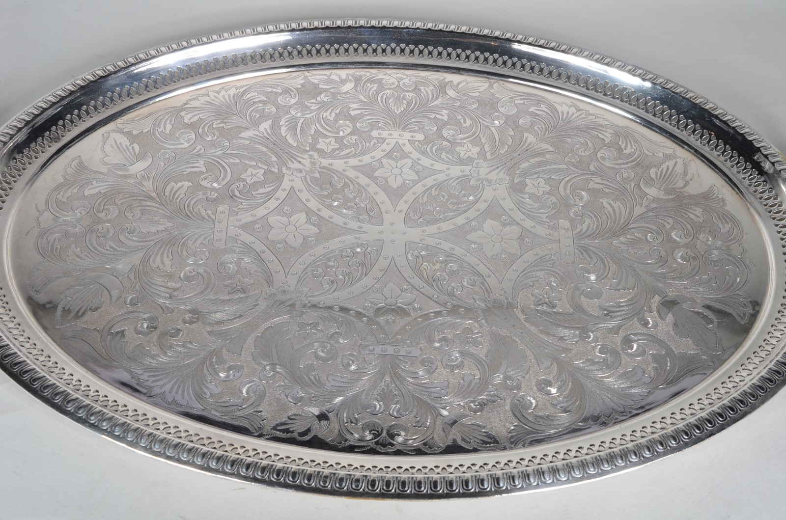Grande bandeja feitio oval com alças de metal prateado, fundo... - foto 3 de 11