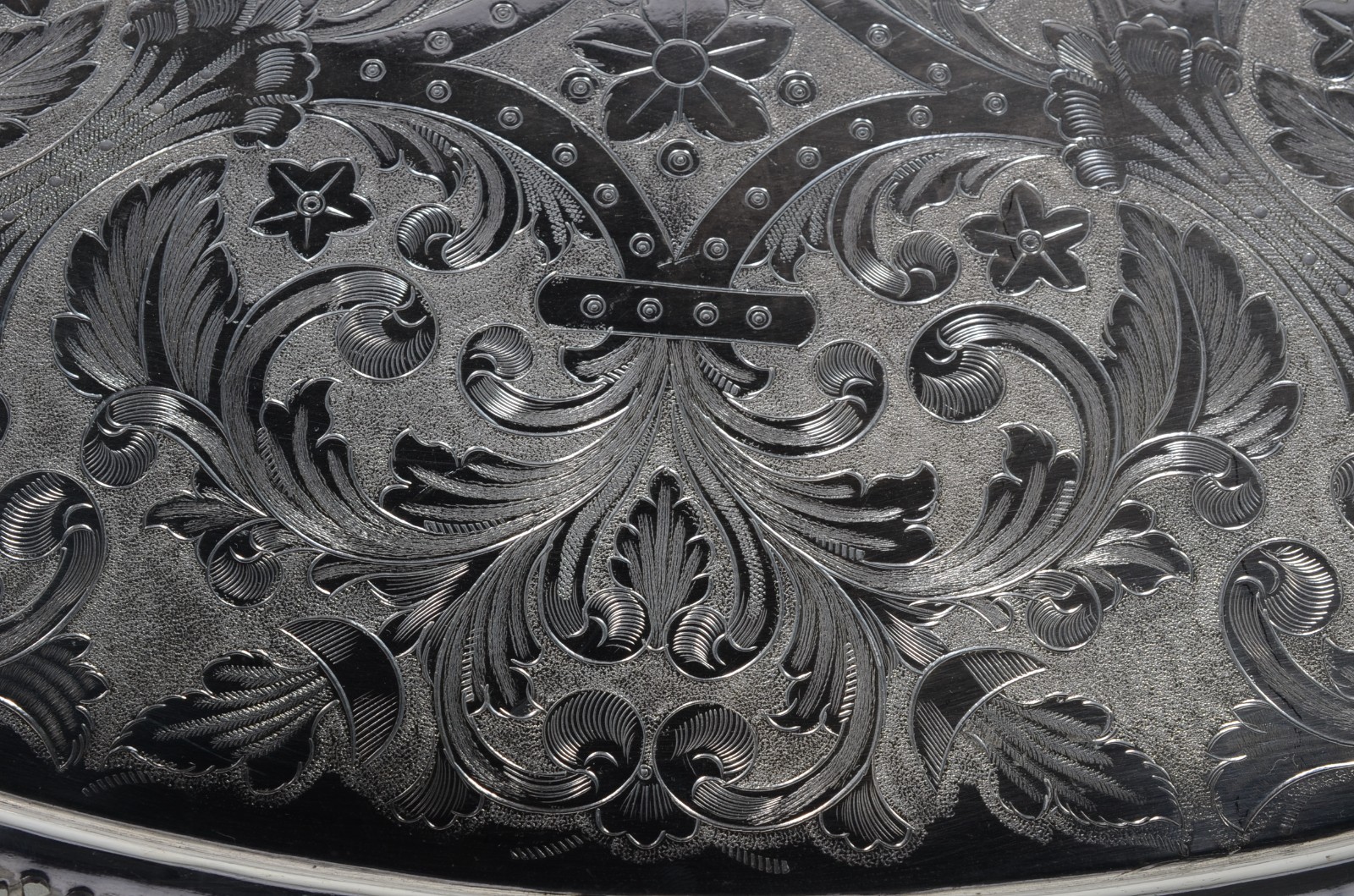 Grande bandeja feitio oval com alças de metal prateado, fundo... - foto 5 de 11