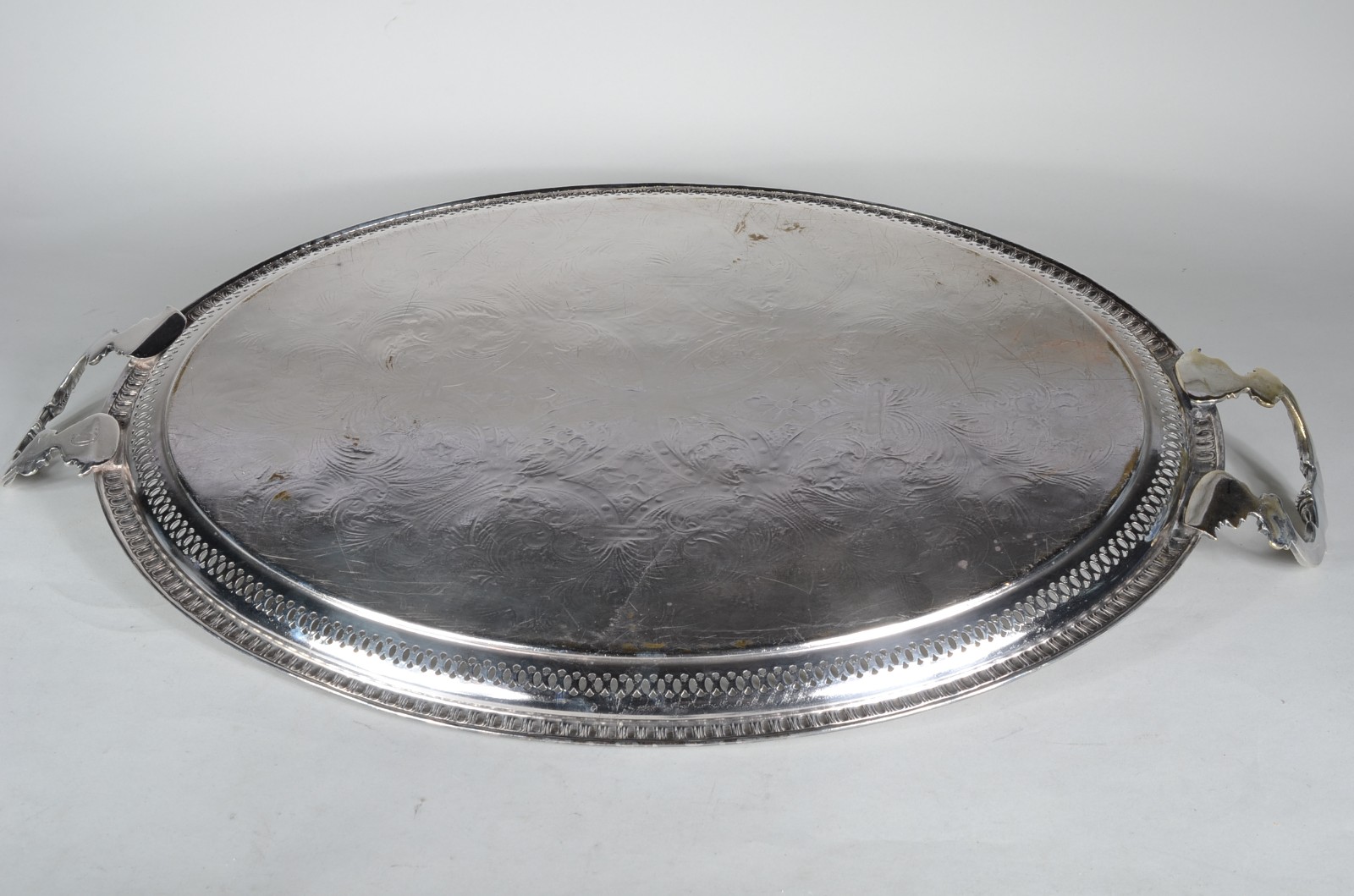Grande bandeja feitio oval com alças de metal prateado, fundo... - foto 9 de 11