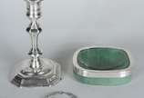 Três peças diversas de prata, sendo: castiçal c... - Três peças diversas de prata, sendo: castiçal com base oitavada; cinzeiro de pedra verde com borda de prata 900 mls; e, pequeno broche "coroa de...