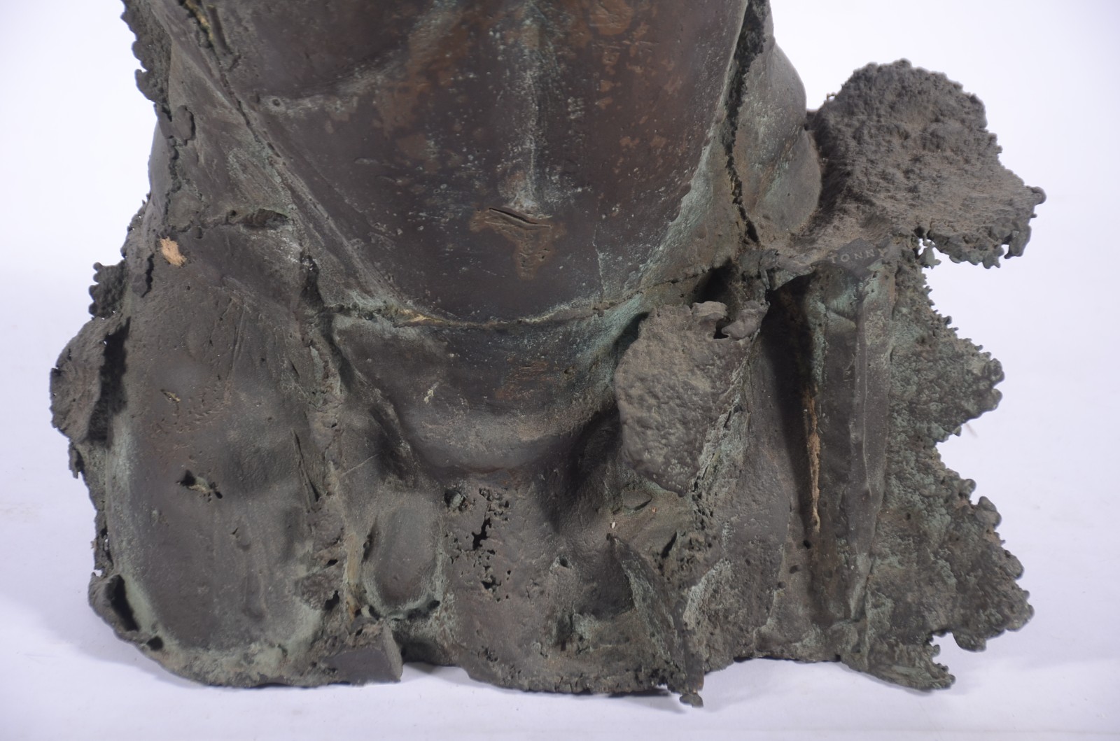 Escultura de bronze representando dorso masculino. - foto 4 de 6