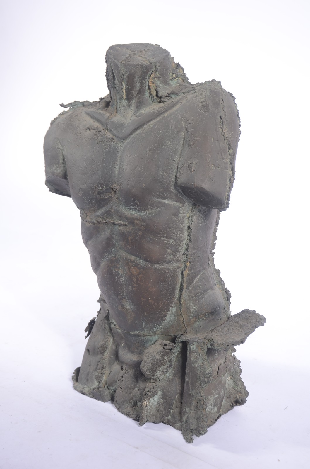Escultura de bronze representando dorso masculino. - foto 1 de 6