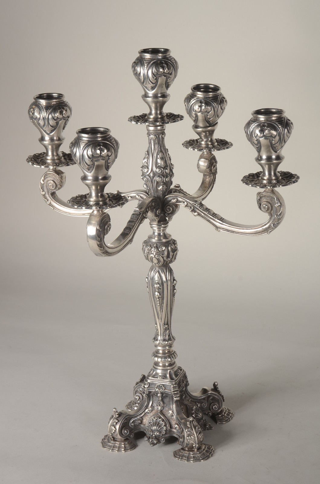 Candelabro de prata para 5 velas, contraste 833 mls. Peso da prata... - foto 1 de 8