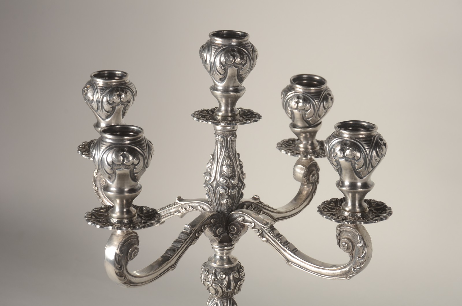 Candelabro de prata para 5 velas, contraste 833 mls. Peso da prata... - foto 2 de 8