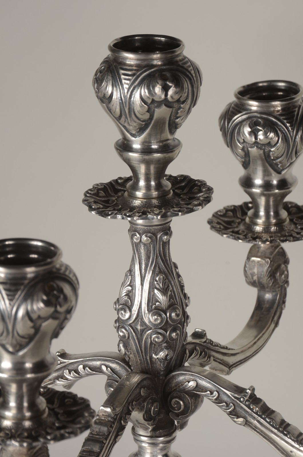 Candelabro de prata para 5 velas, contraste 833 mls. Peso da prata... - foto 5 de 8