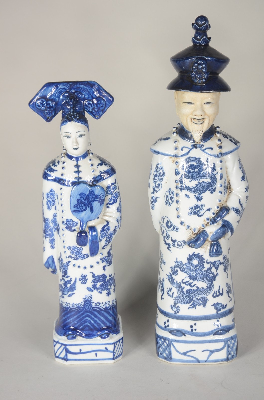 Par de estatuetas de porcelana oriental azul e branca representando... - foto 1 de 8