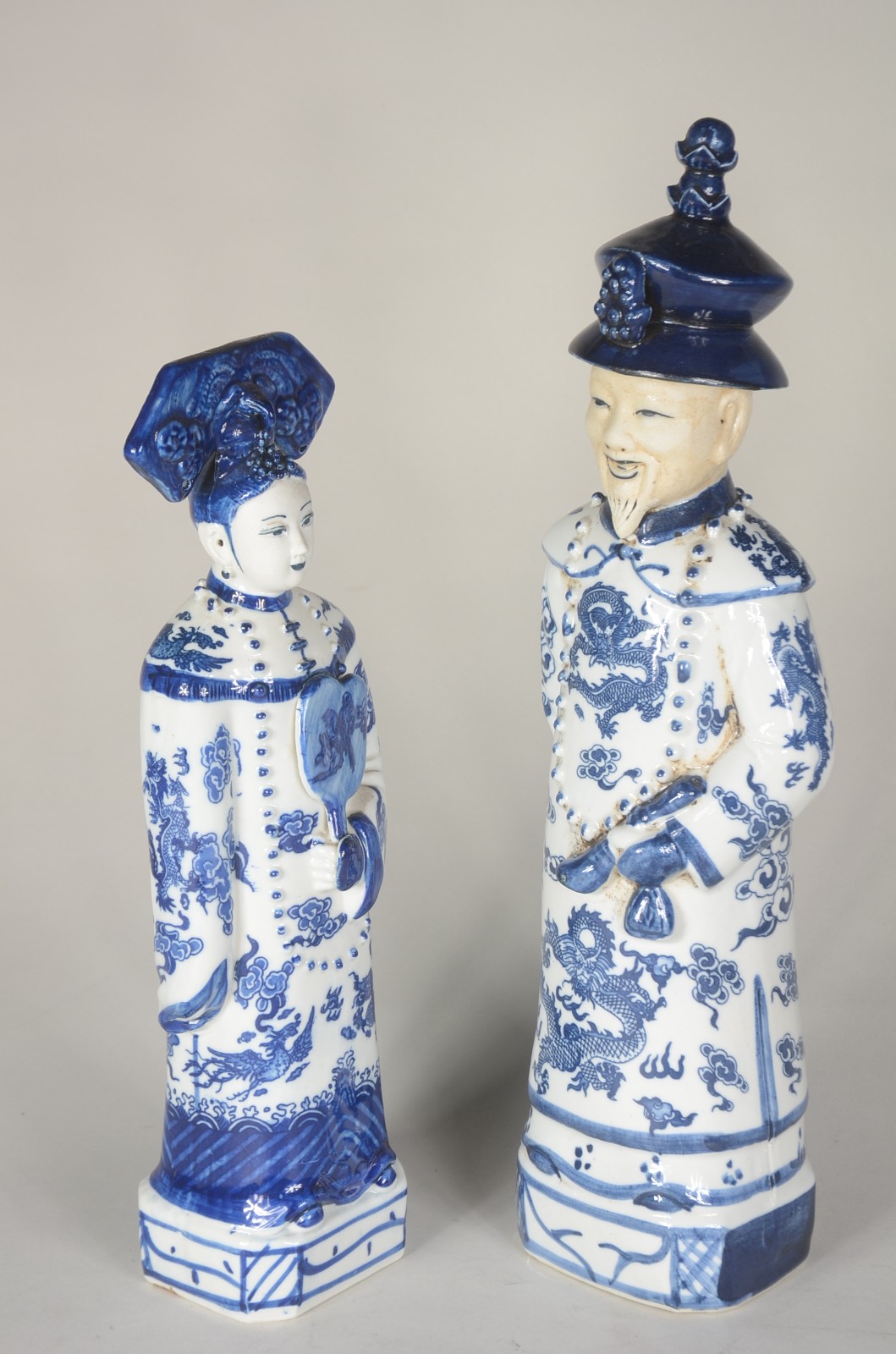 Par de estatuetas de porcelana oriental azul e branca representando... - foto 2 de 8