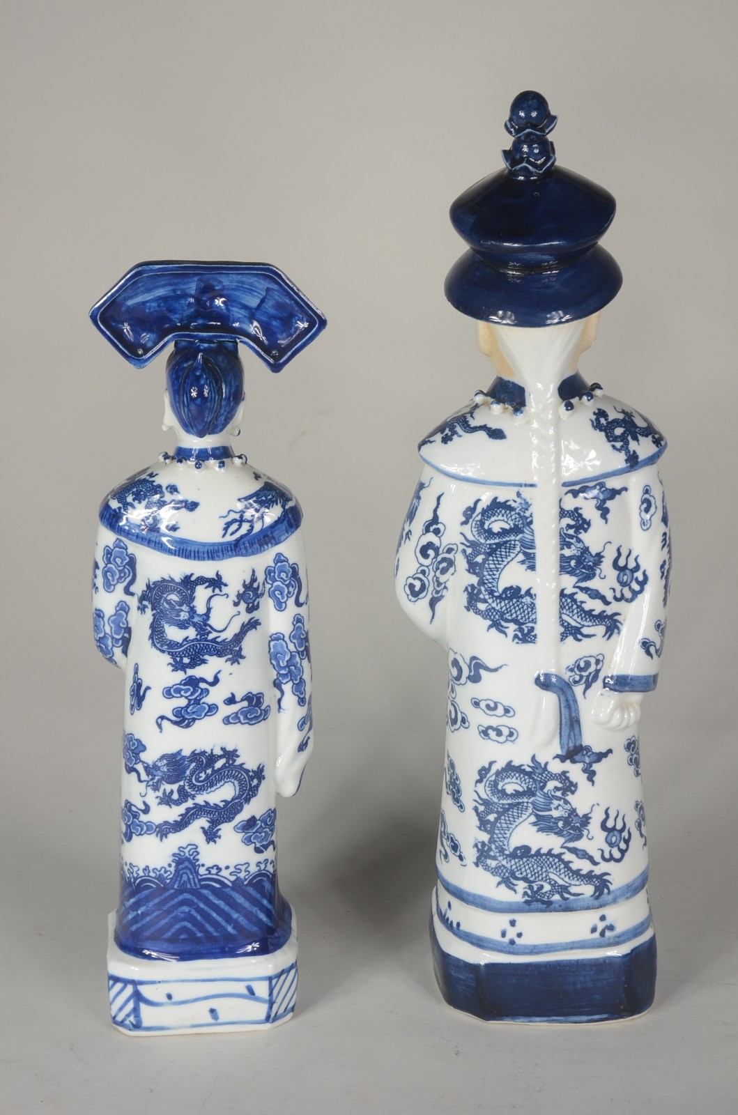 Par de estatuetas de porcelana oriental azul e branca representando... - foto 3 de 8