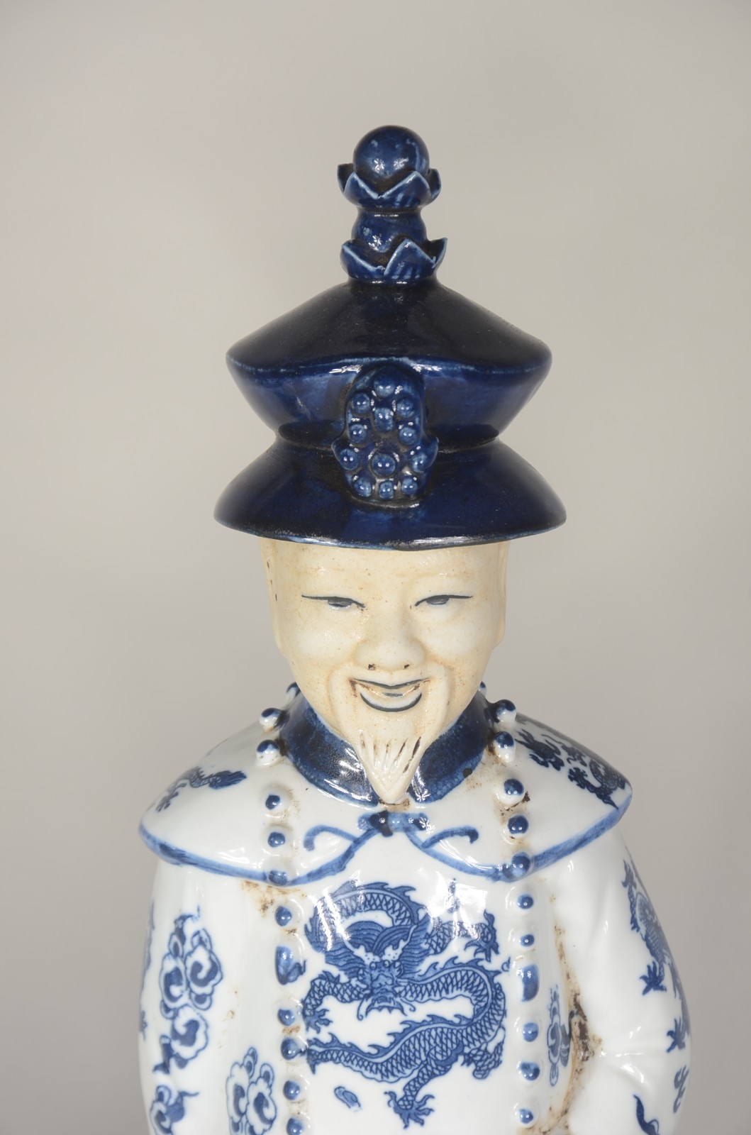 Par de estatuetas de porcelana oriental azul e branca representando... - foto 4 de 8