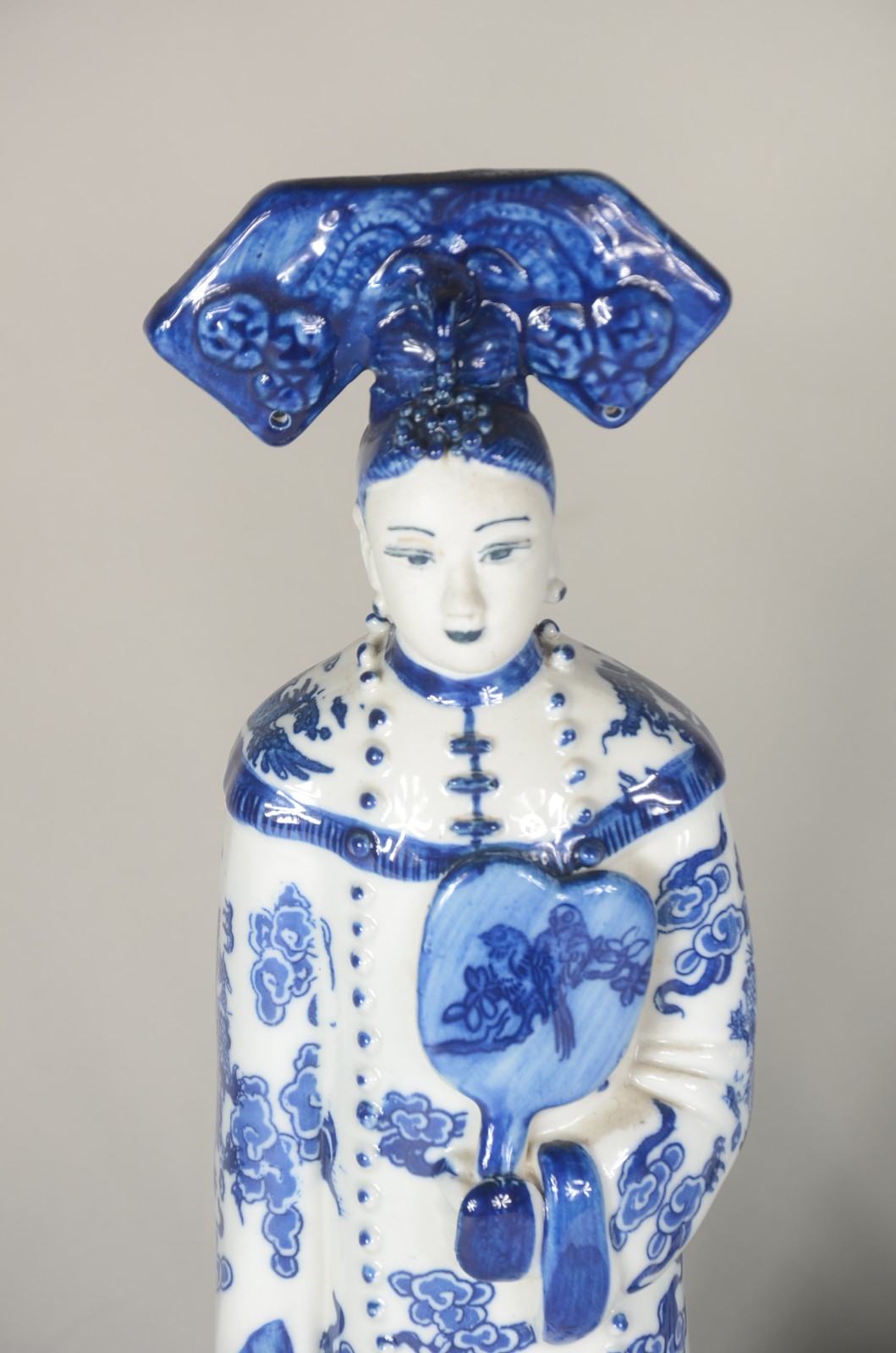 Par de estatuetas de porcelana oriental azul e branca representando... - foto 5 de 8