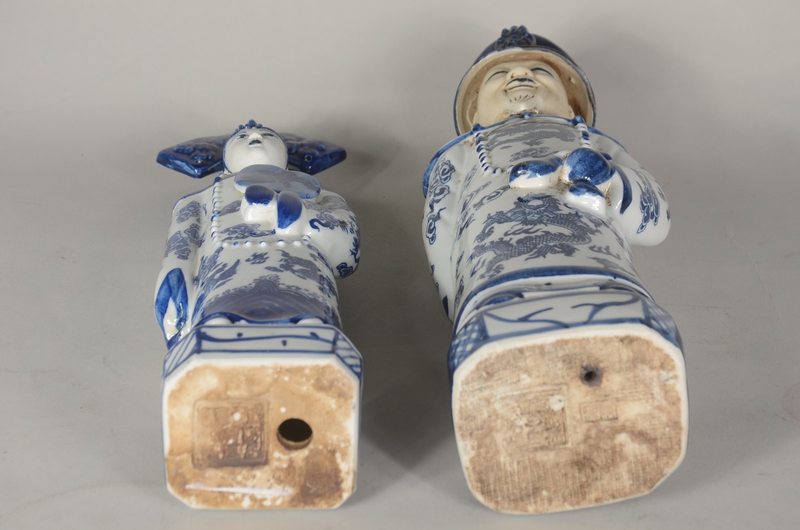Par de estatuetas de porcelana oriental azul e branca representando... - foto 6 de 8