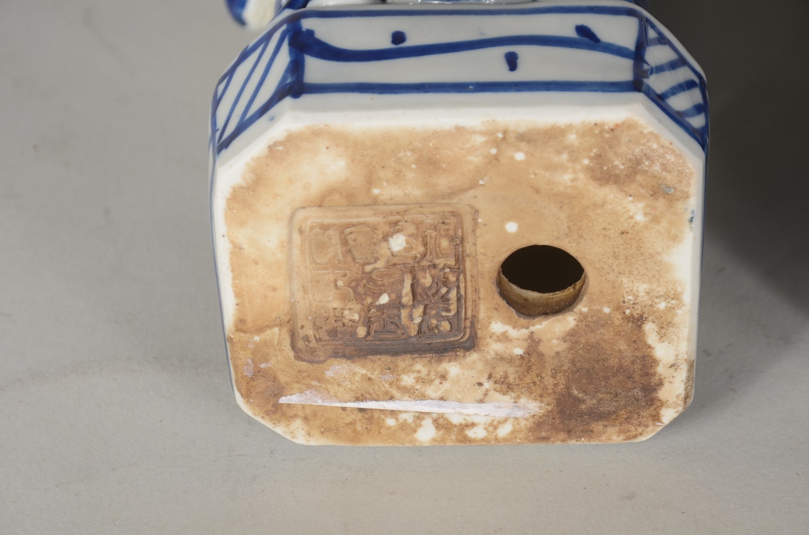 Par de estatuetas de porcelana oriental azul e branca representando... - foto 7 de 8