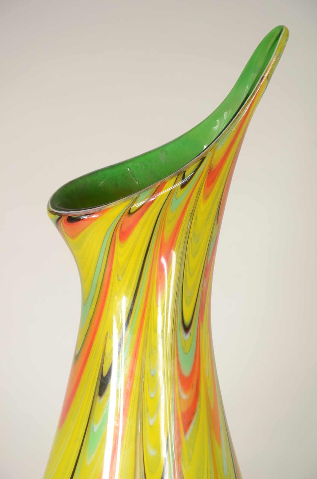 Vaso de vidro decorativo com mesclas coloridas. - foto 2 de 6