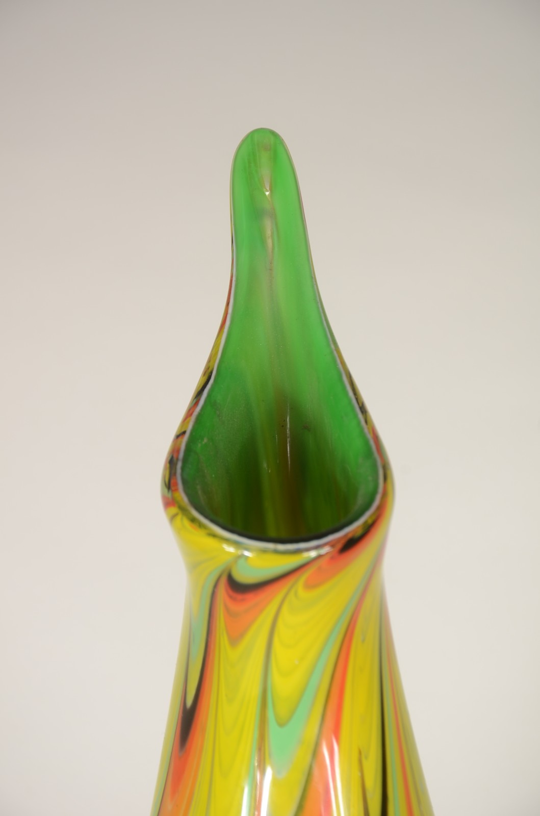 Vaso de vidro decorativo com mesclas coloridas. - foto 5 de 6