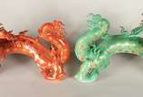 Dois dragões de porcelana oriental, sendo uma l... - Dois dragões de porcelana oriental, sendo uma laranja e outro verde. Pequenos quebrados.