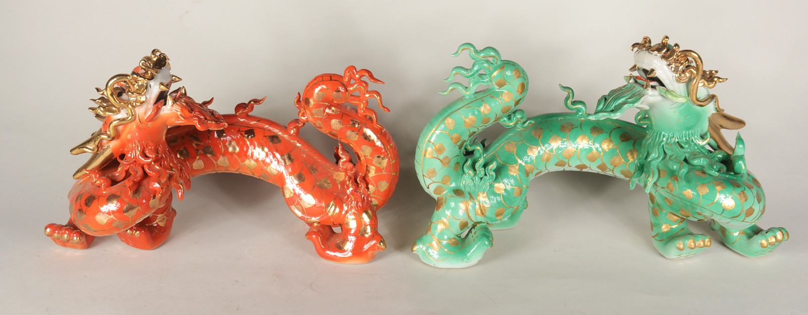 Dois dragões de porcelana oriental, sendo uma laranja e outro verde... - foto 2 de 10