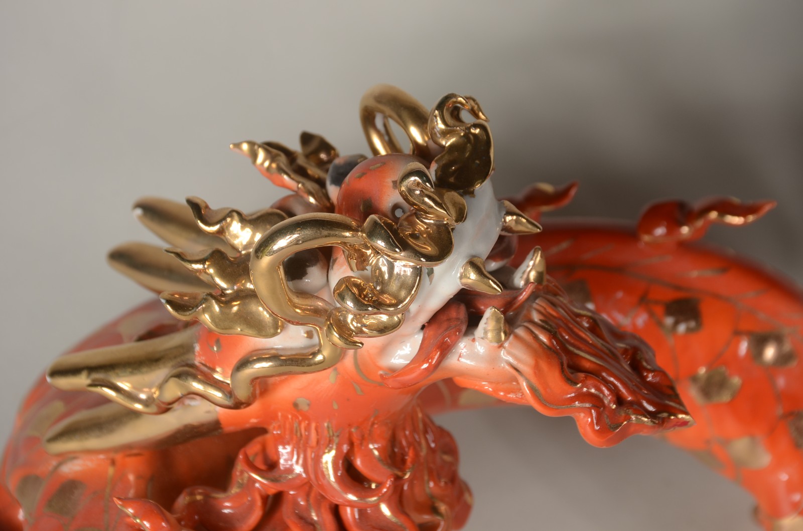 Dois dragões de porcelana oriental, sendo uma laranja e outro verde... - foto 3 de 10