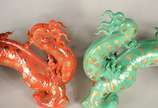 Dois dragões de porcelana oriental, sendo uma l... - Dois dragões de porcelana oriental, sendo uma laranja e outro verde. Pequenos quebrados.