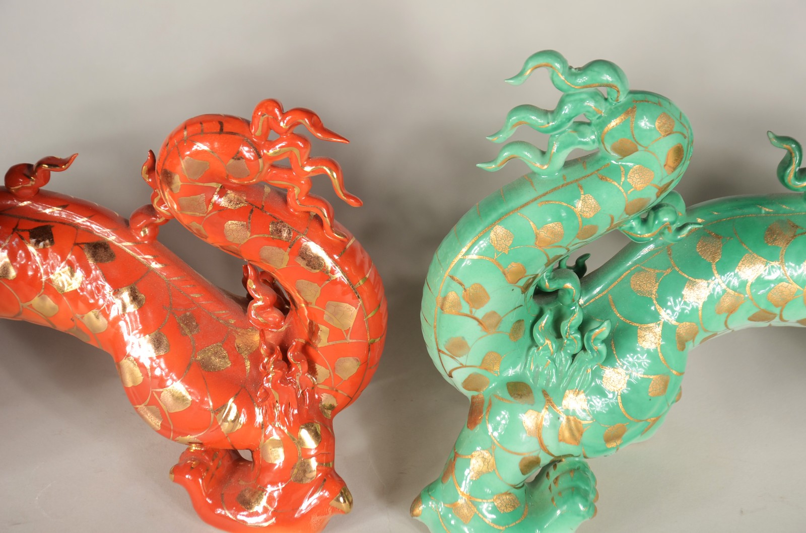 Dois dragões de porcelana oriental, sendo uma laranja e outro verde... - foto 4 de 10