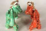 Dois dragões de porcelana oriental, sendo uma l... - Dois dragões de porcelana oriental, sendo uma laranja e outro verde. Pequenos quebrados.