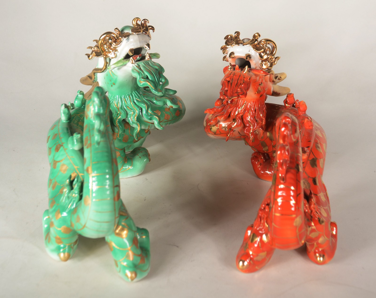Dois dragões de porcelana oriental, sendo uma laranja e outro verde... - foto 6 de 10