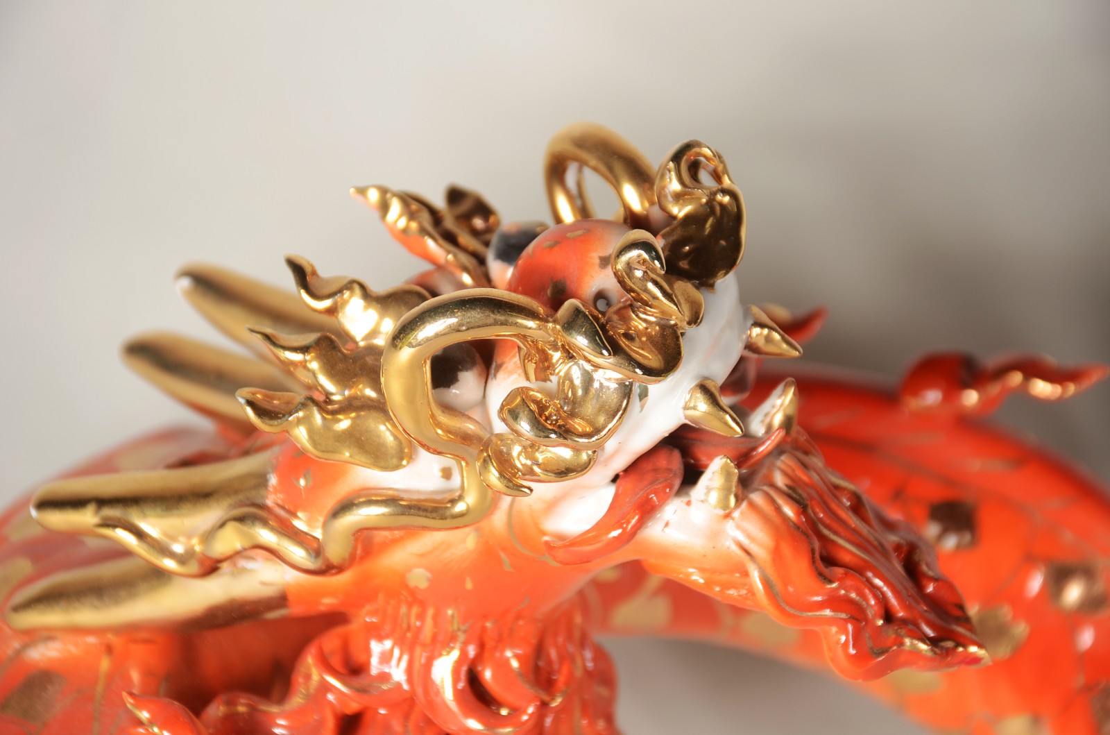 Dois dragões de porcelana oriental, sendo uma laranja e outro verde... - foto 7 de 10