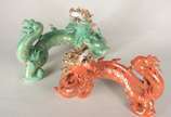 Dois dragões de porcelana oriental, sendo uma l... - Dois dragões de porcelana oriental, sendo uma laranja e outro verde. Pequenos quebrados.