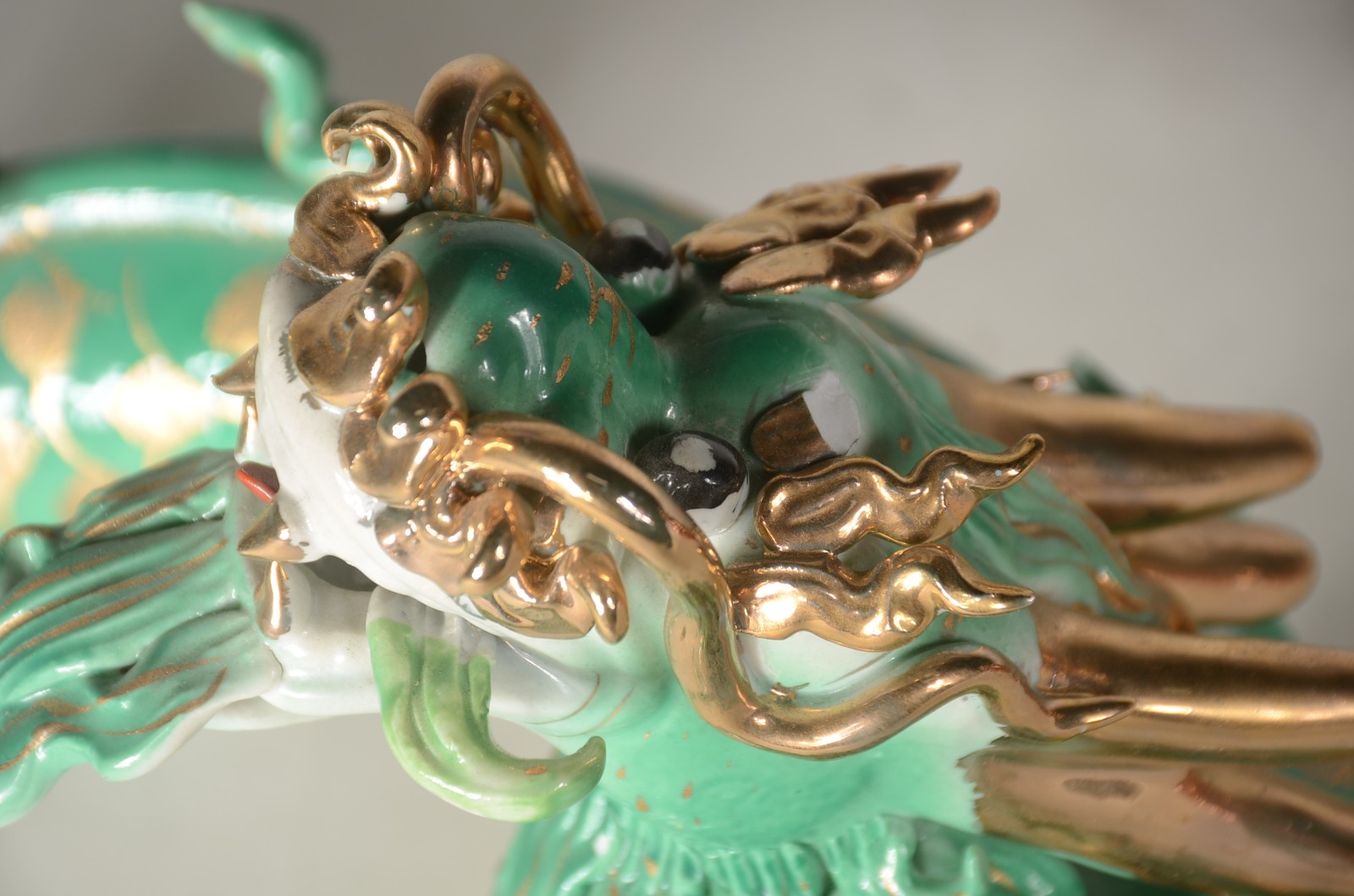 Dois dragões de porcelana oriental, sendo uma laranja e outro verde... - foto 8 de 10