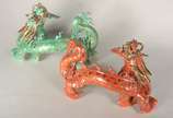 Dois dragões de porcelana oriental, sendo uma l... - Dois dragões de porcelana oriental, sendo uma laranja e outro verde. Pequenos quebrados.