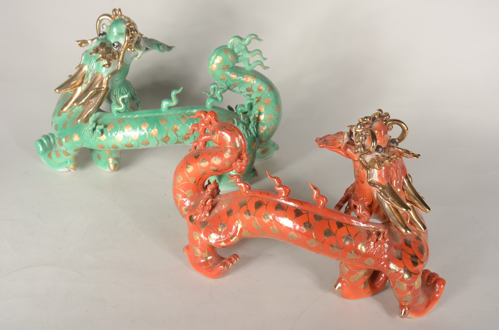 Dois dragões de porcelana oriental, sendo uma laranja e outro verde... - foto 9 de 10