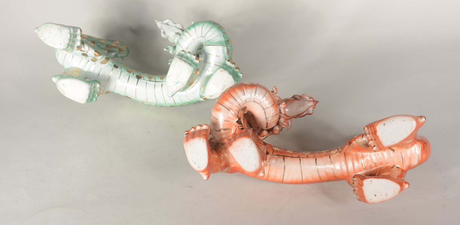 Dois dragões de porcelana oriental, sendo uma laranja e outro verde... - foto 10 de 10