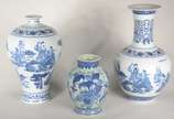 Três vasos decorativos de porcelana oriental az... - Três vasos decorativos de porcelana oriental azul e branco, diferentes formatos.