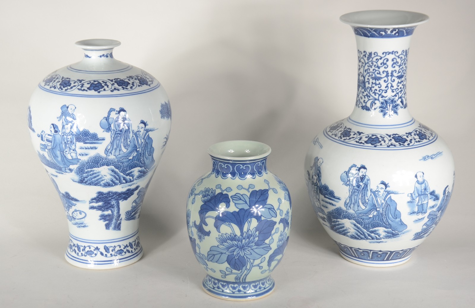 Três vasos decorativos de porcelana oriental azul e branco... - foto 1 de 10