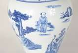 Três vasos decorativos de porcelana oriental az... - Três vasos decorativos de porcelana oriental azul e branco, diferentes formatos.
