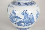 Três vasos decorativos de porcelana oriental az... - Três vasos decorativos de porcelana oriental azul e branco, diferentes formatos.