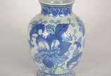 Três vasos decorativos de porcelana oriental az... - Três vasos decorativos de porcelana oriental azul e branco, diferentes formatos.