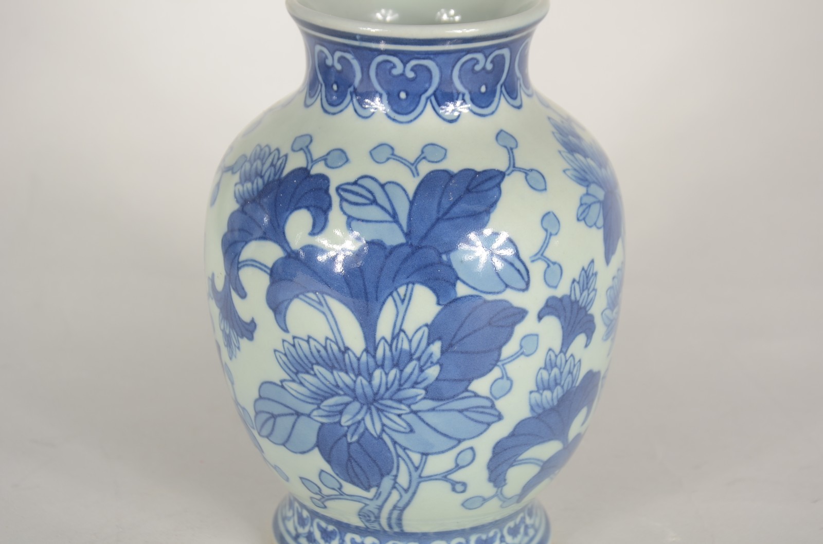 Três vasos decorativos de porcelana oriental azul e branco... - foto 4 de 10