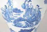 Três vasos decorativos de porcelana oriental az... - Três vasos decorativos de porcelana oriental azul e branco, diferentes formatos.