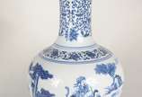 Três vasos decorativos de porcelana oriental az... - Três vasos decorativos de porcelana oriental azul e branco, diferentes formatos.