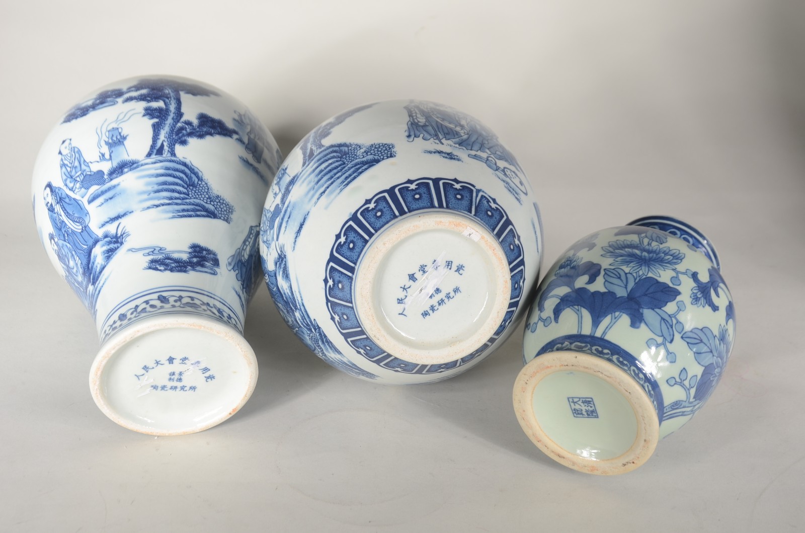 Três vasos decorativos de porcelana oriental azul e branco... - foto 7 de 10