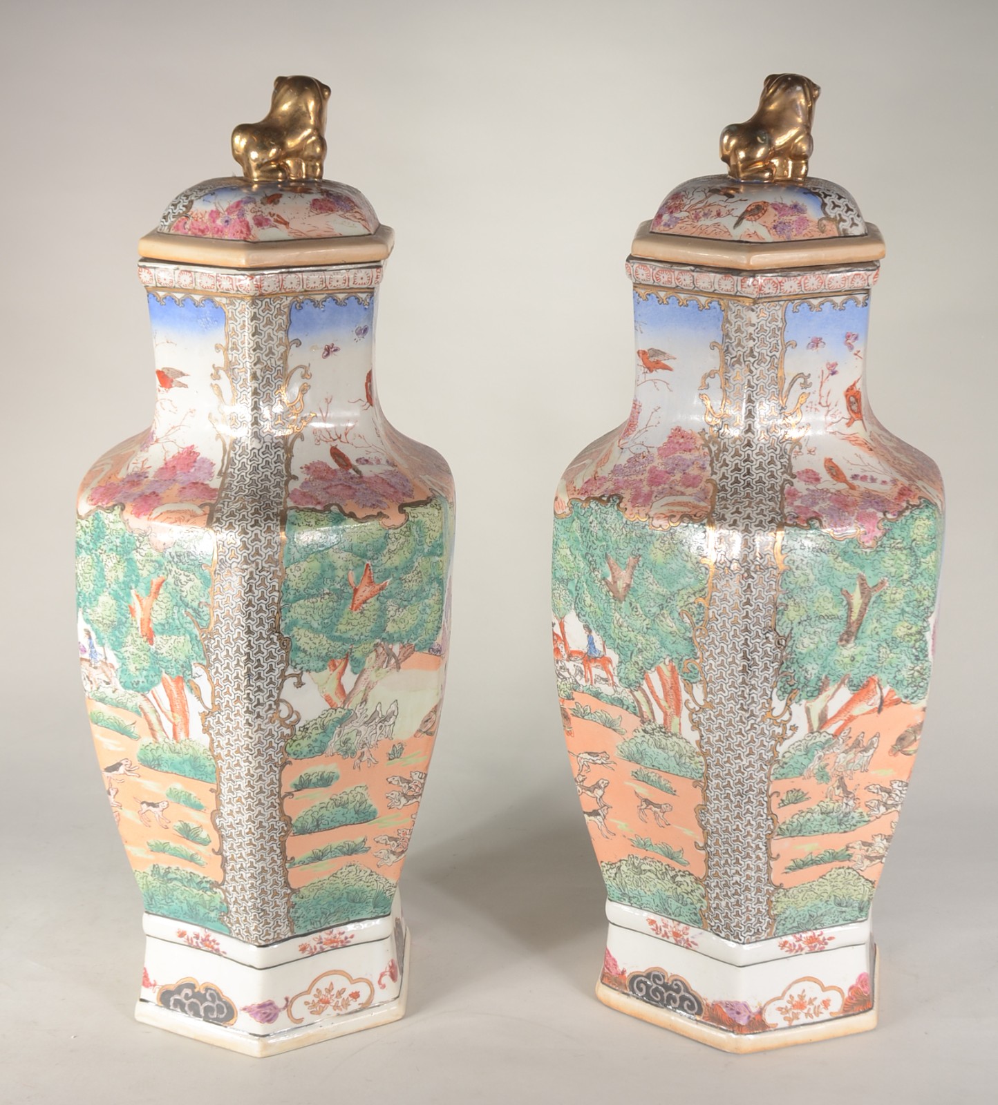 Par de vasos de porcelana oriental feitio sextavado, decorados com... - foto 2 de 10