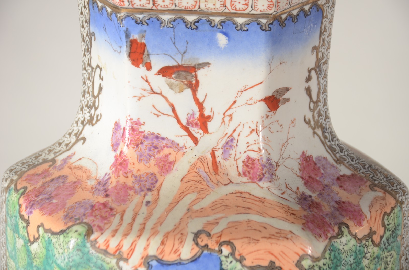 Par de vasos de porcelana oriental feitio sextavado, decorados com... - foto 4 de 10